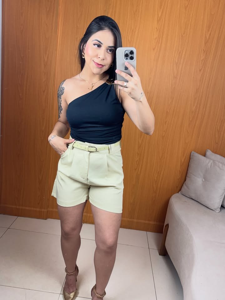 Mulher vestindo look elegante WL Conceito
